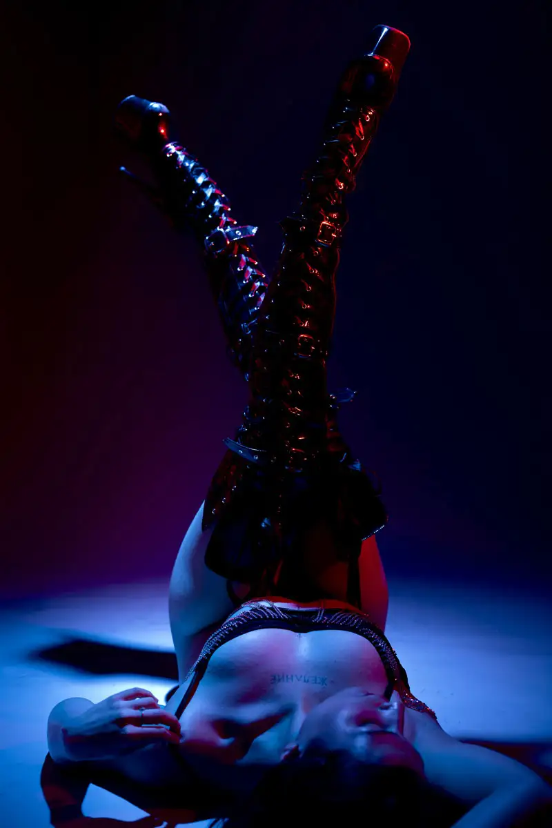lola-club-libertin-bordeaux-regles red rose flower photo in dark surface